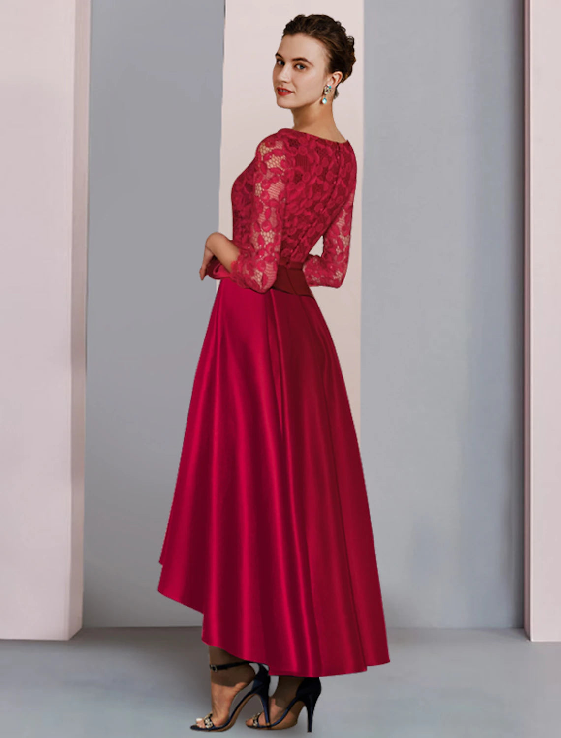 Abito da cerimonia per la madre della sposa, a trapezio, per l'autunno, elegante, con scollo a barchetta, asimmetrico, lunghezza tè, in raso e pizzo, manica a 3/4 con fiocco/i e pieghe.